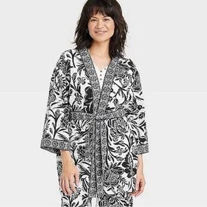 Knox Rose Black and White Floral Kimono